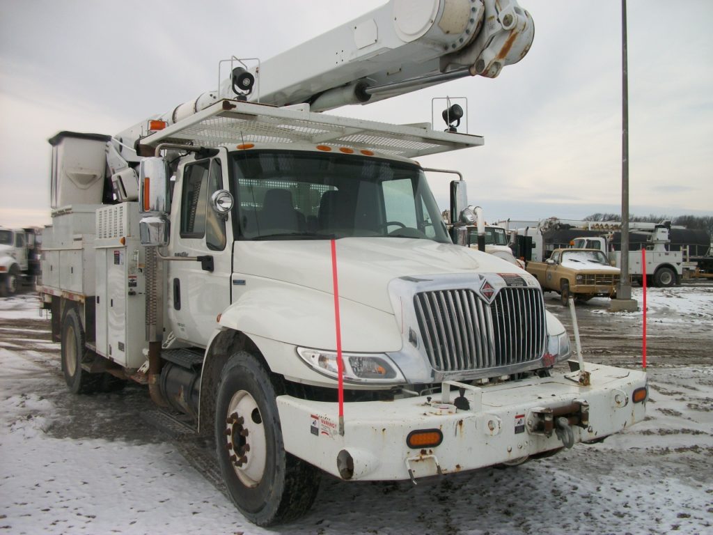 55’ Altec AM650 Bucket Truck w/ Material Handler on a 2008